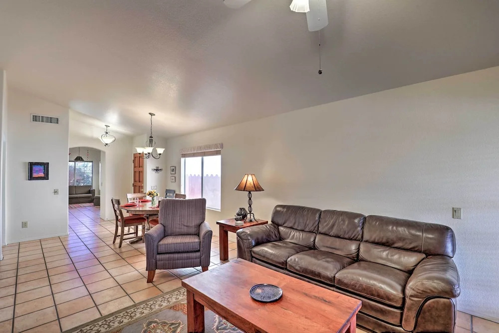 Tucson Area House w/ Pool Access & Mountain Views!