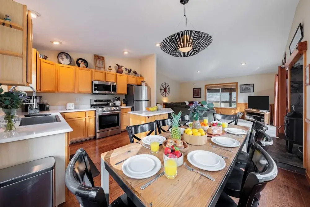 Stylish Truckee Retreat Deck, Near Lake & Skiing Moraine by Avantstay
