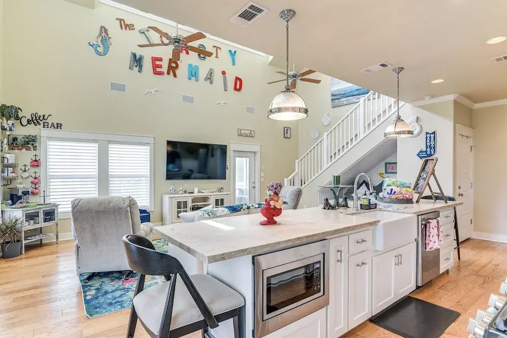 2 Blocks to Shore: Crystal Beach House w/ Yard!