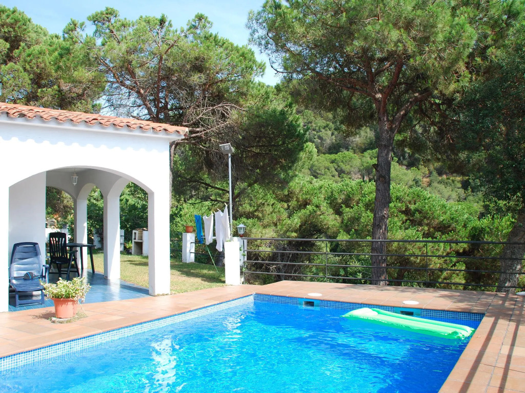 Peaceful Villa in Canyelles With Swimming Pool