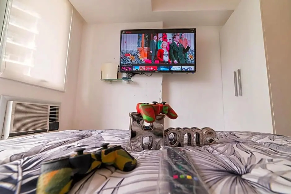 A2JSuites 1BR Azure Smart Home Suite Near Malls & Airport