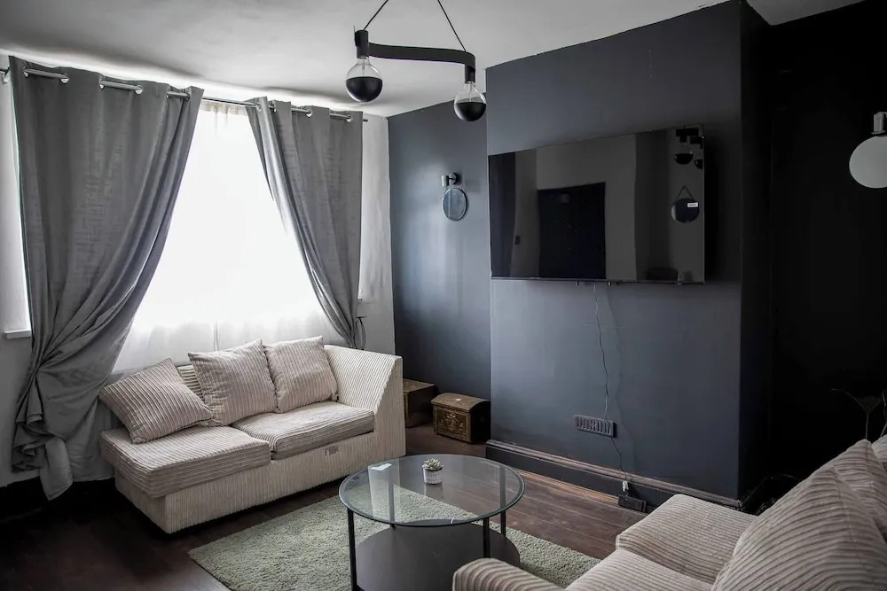 Home in Manchester Near Etihad Stadium - Parking