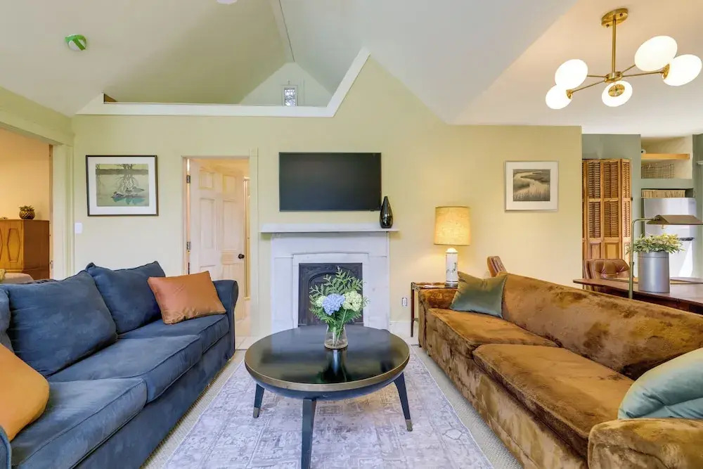 Shared Hot Tub: Historic Cottage, Walk to Elm Park
