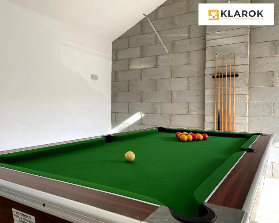 LONG STAYS 20pct OFF - LARGE 4BED-Pool Table & Parking By Klarok Short Lets & Serviced Accommodation