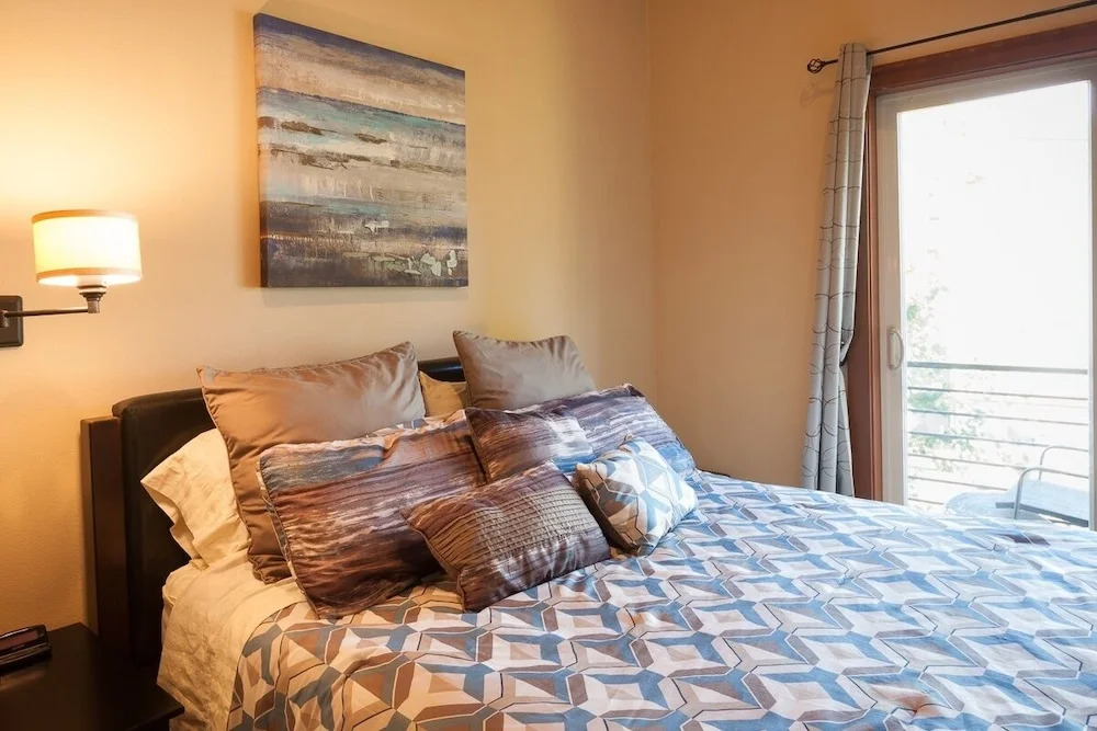 NEW Condo Downwider with Hot Tub, Minutes Away from The Columbia River Gorge by RedAwning