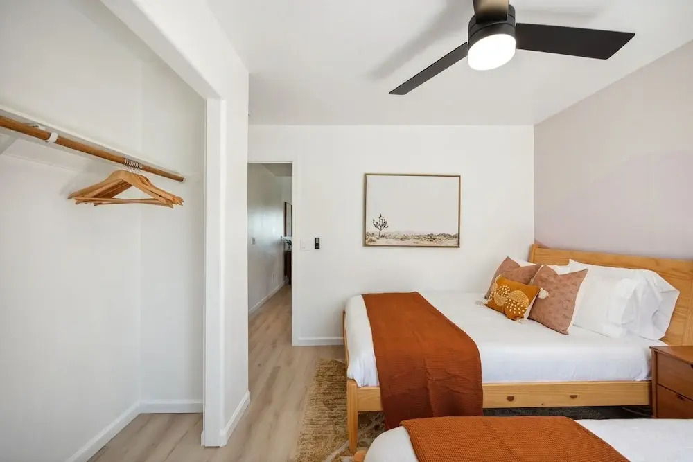 Tangerine House - Hot Tub, Fire Pit, Bbq! 3 Bedroom Home by RedAwning