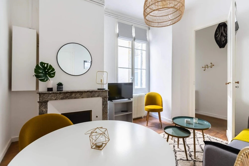 Modern Apartment in City Center for up to 4 Guests!
