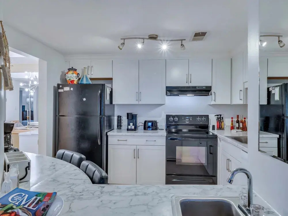 Uhost AI 2BR Condo w Balcony Great Views
