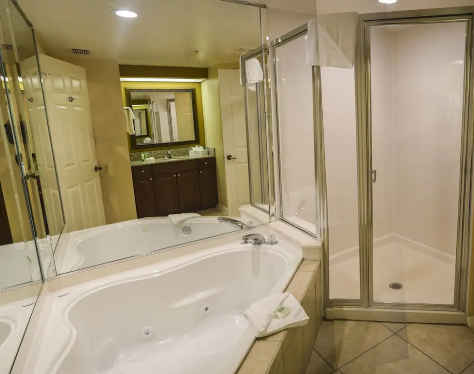 Beautiful Condo Near Universal Studios