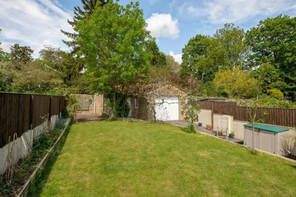 Spacious 3 Bed Home With Parking for Two Cars