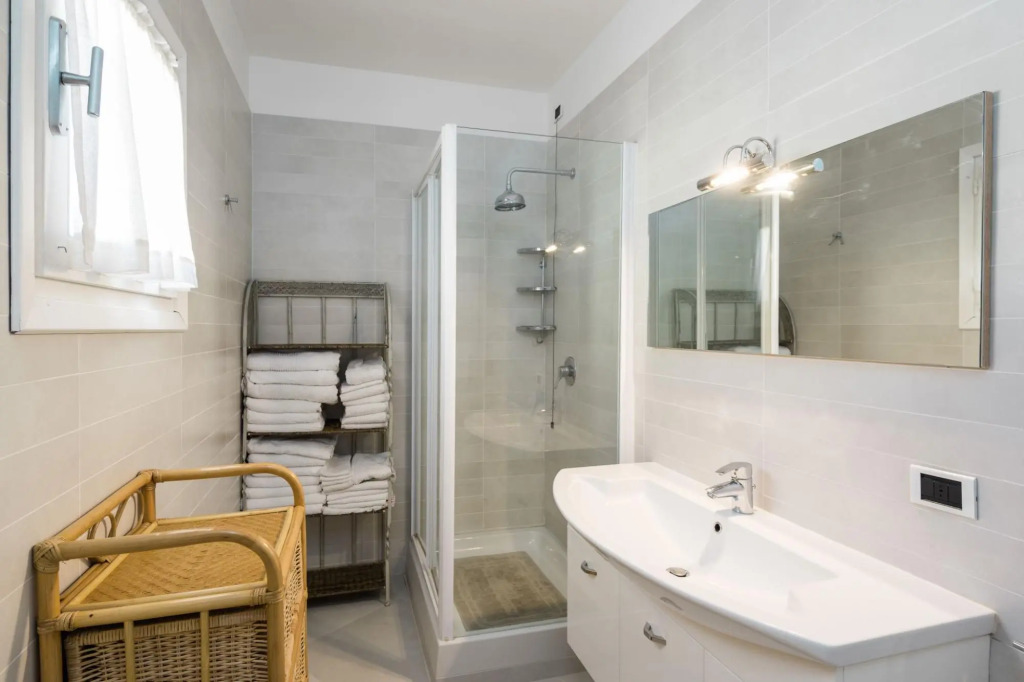 The apartment is located in the first row and directly overlooks the sea, being on the first floor a-S'Abba 81
