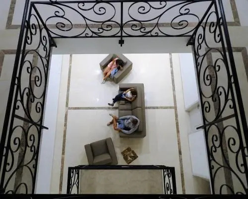 Bowen, Luxury Suites