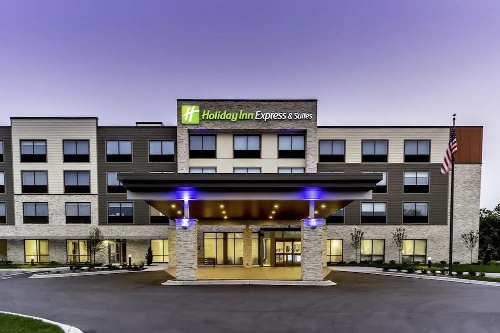 Holiday Inn Express & Suites - Milwaukee West Allis by IHG