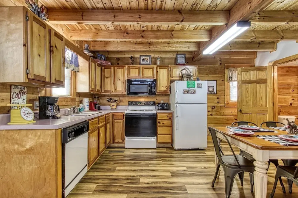 ER83 - Savage Loft - Your Close to the Action Cabin Getaway cabin