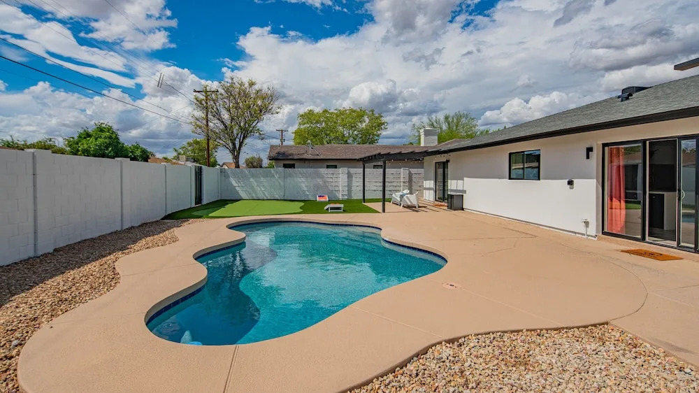Spacious 4BR Near Old Town by WanderJaunt