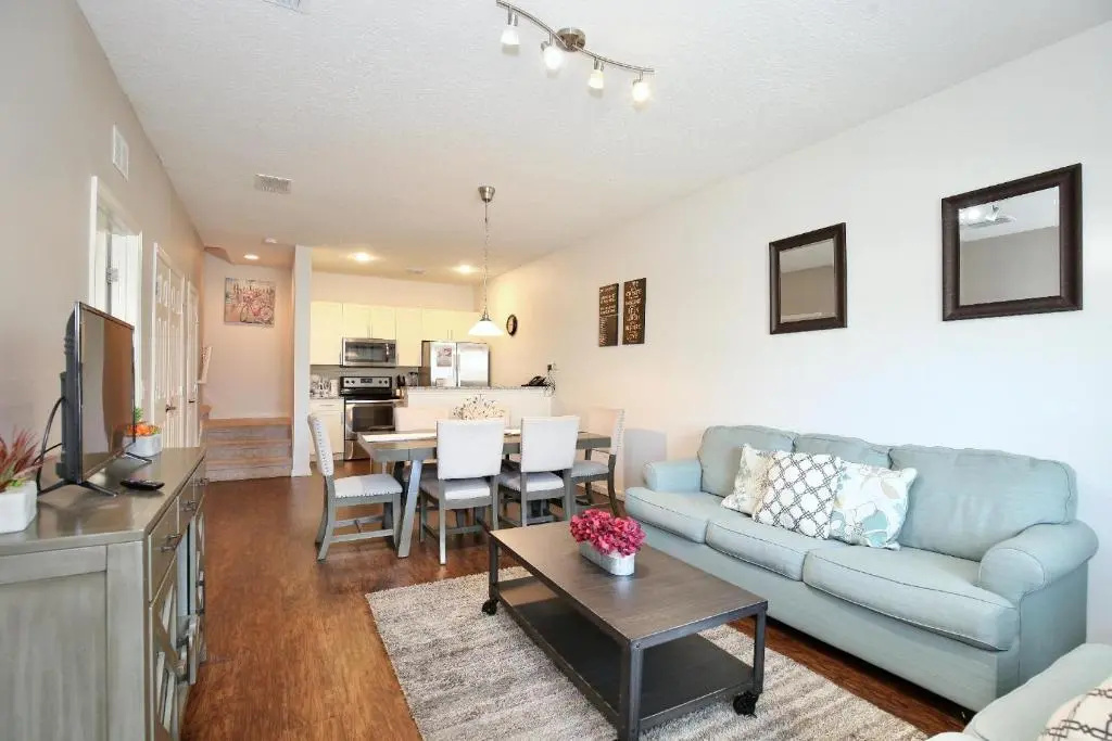 3 Bedroom townhouse in gated community with gym and pool 10 min to Disney