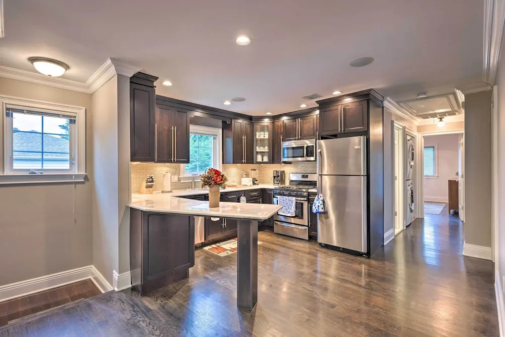 25 Mi to Nyc: Walkable Long Island Apt w/ Balcony