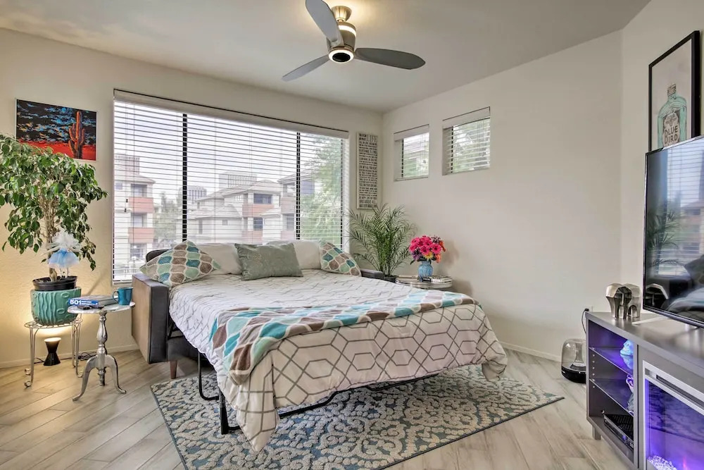 Modern Condo w/ Pool Access ~ 3 Mi to Dtwn Phoenix