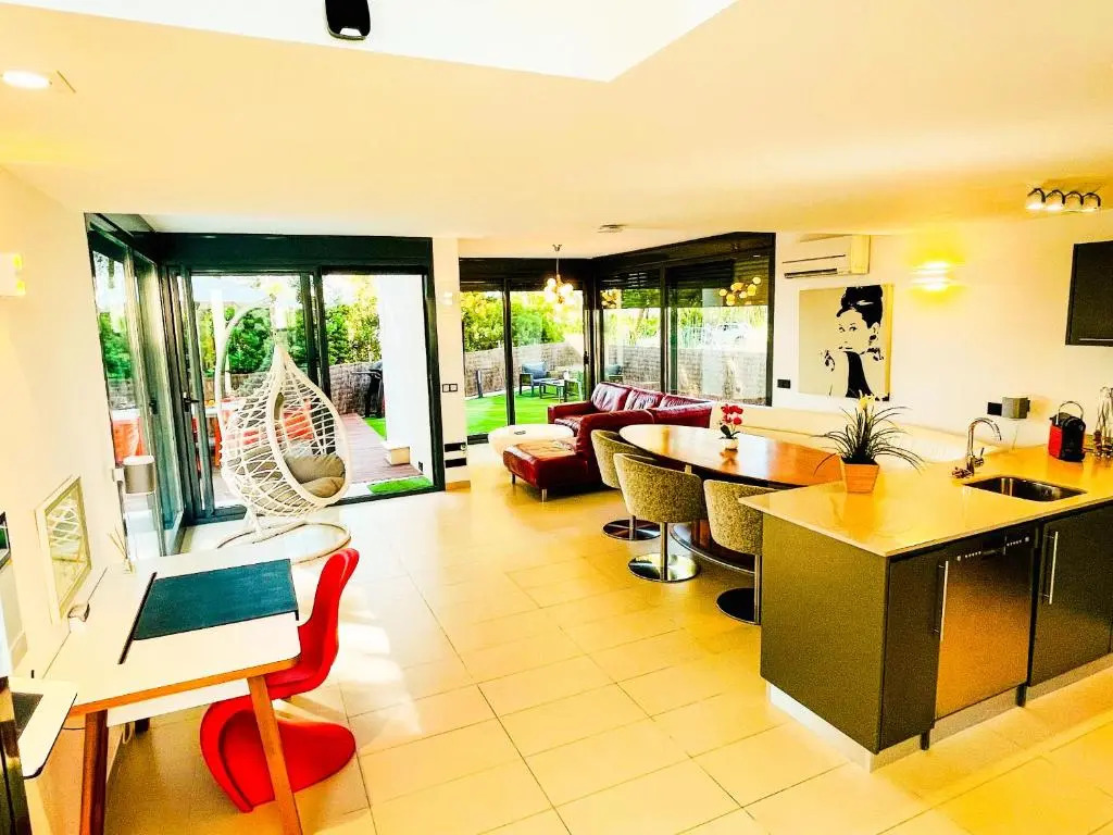 Villa PAM, ALYA Beach House with pool and Hot Tub