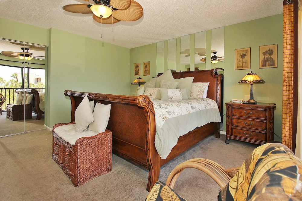 Land's End 301 Building 3 Beautiful end Unit / BAY Views!