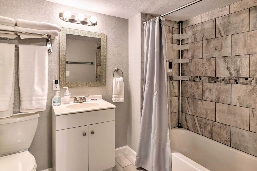 Walkable Galveston Apartment w/ Hot Tub Access