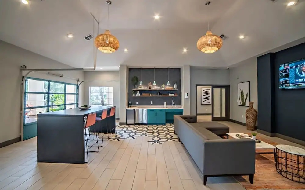 Ideal 2BR King Suite w Gym Pool Close to Downtown