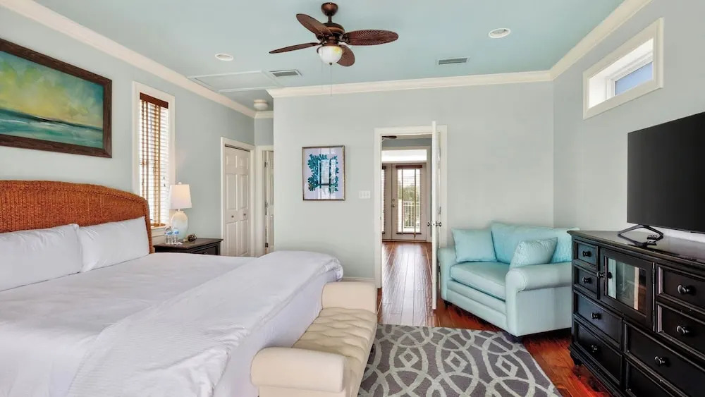 5min Walk to Beach Private Pool, Rooftop Deck A Piece of Heaven by Avantstay