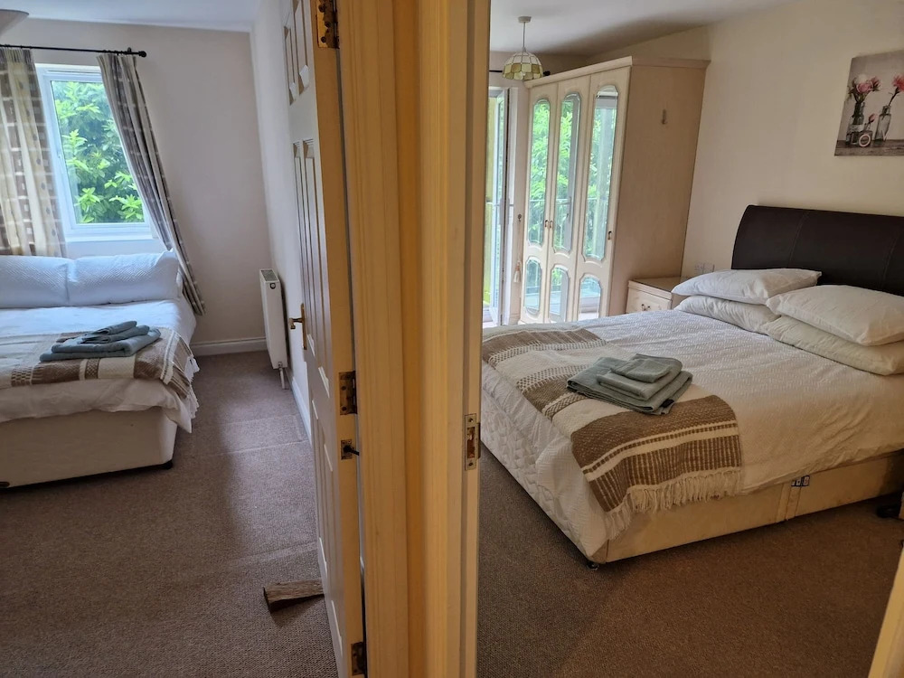 2 Bed Flat - Sleeps 4 - Parking - Wifi