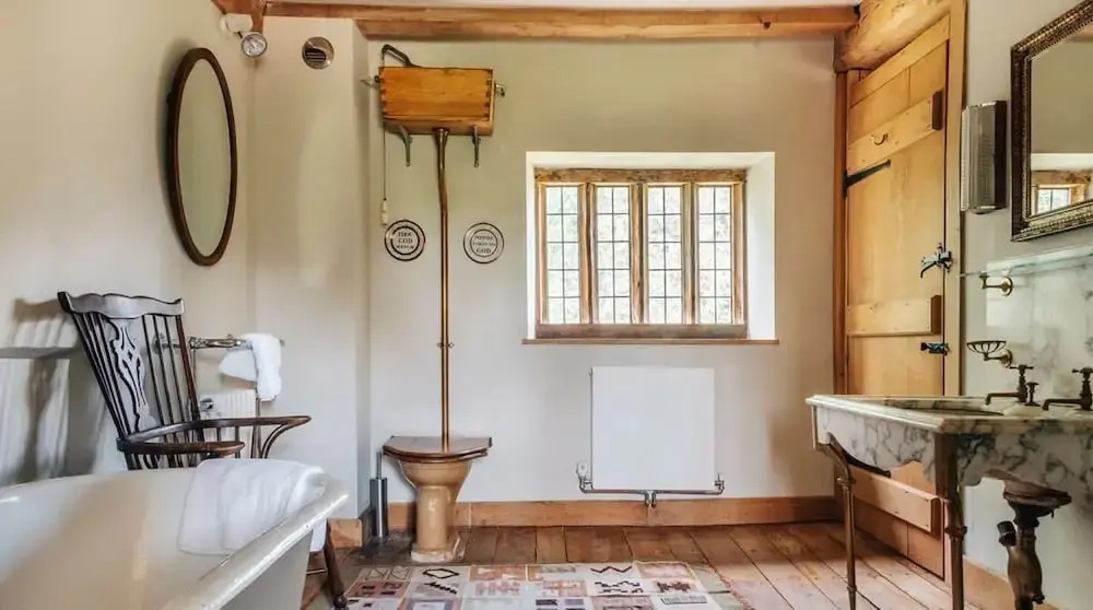 Lavish Tudor Estate Gardens - Sleeps 25