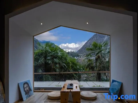 Hailuogou Luanxi Hidden Mountain Snow Mountain Scenic Hot Spring Resort Hote