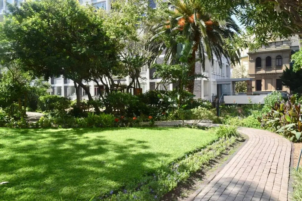 Studio Apartment in Central Cape Town With a Pool