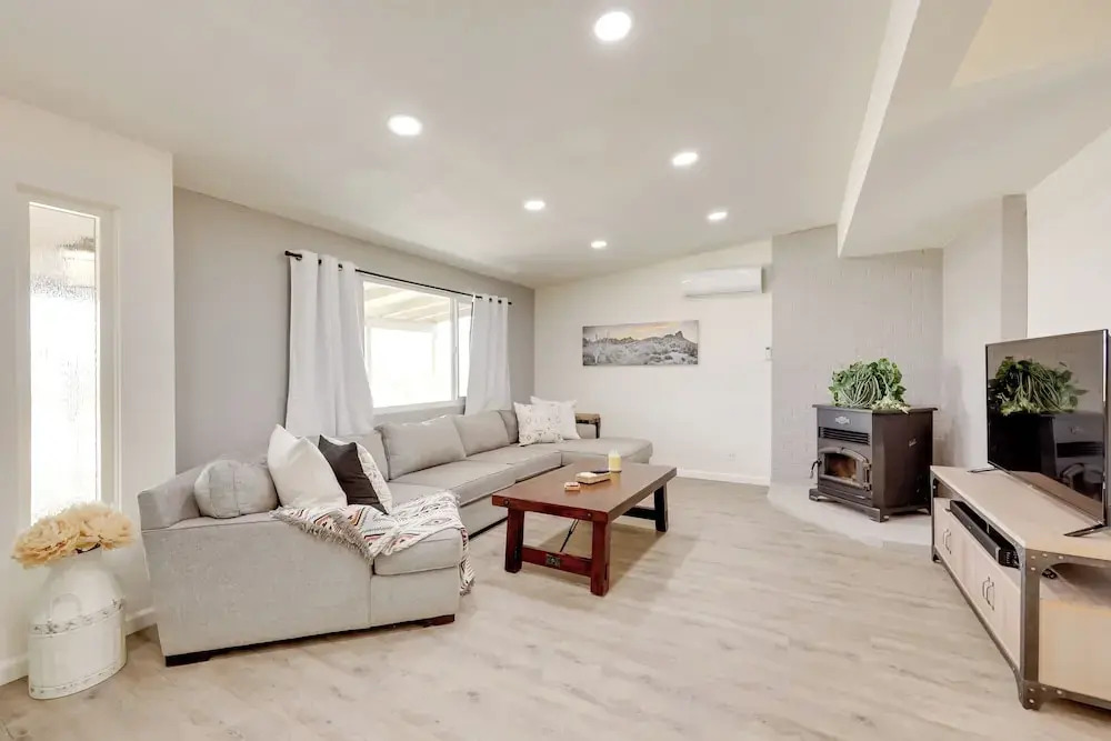 Mtn-view Home w/ Hot Tub: 8 Mi to Joshua Tree!