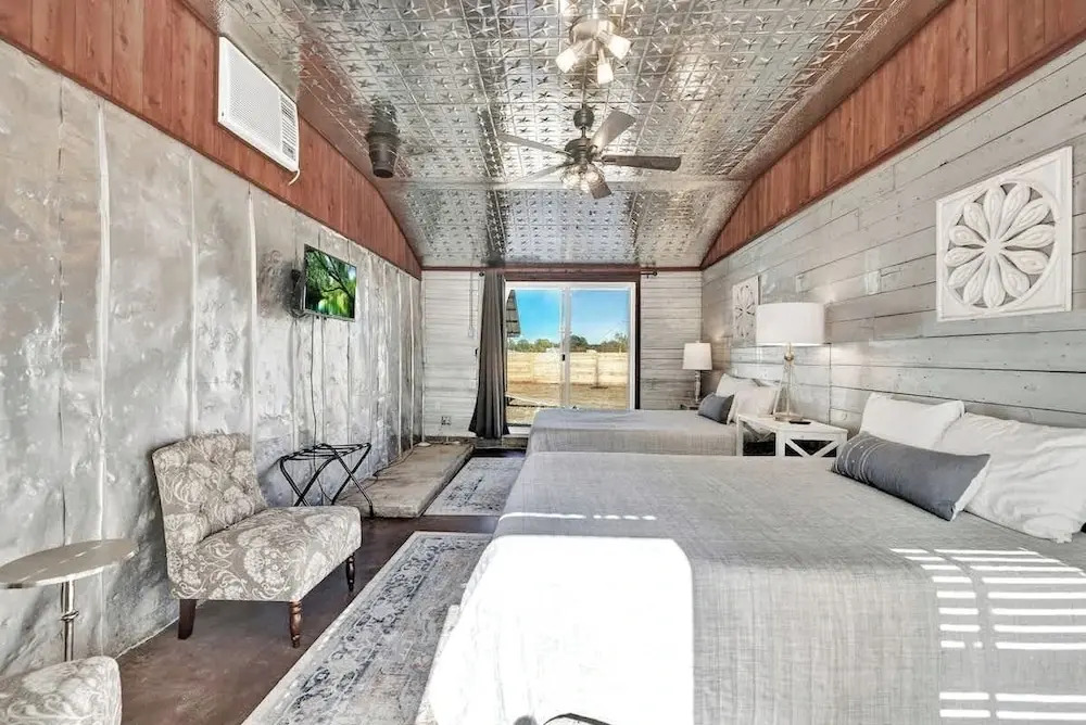 Brand New Private Pool and Hot-tub Near Main!