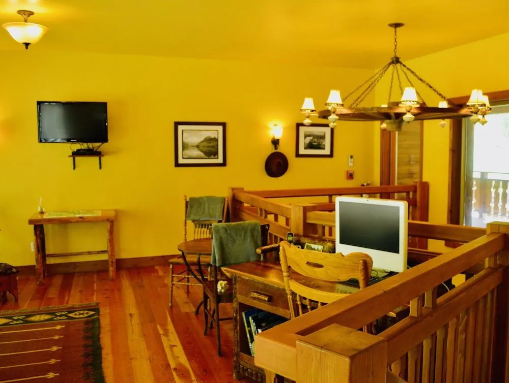 Glacier Guides Lodge