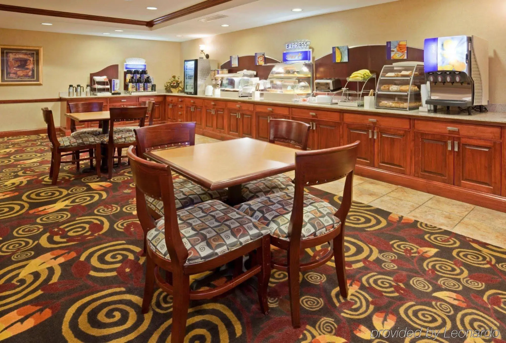 Holiday Inn Express & Suites Mitchell by IHG