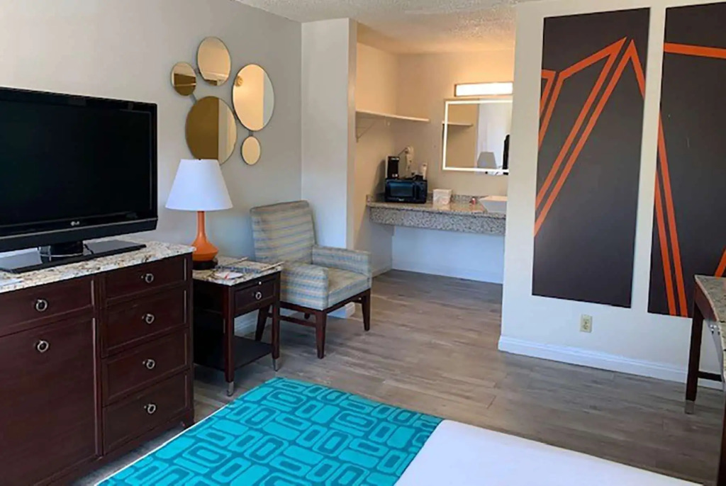 Howard Johnson by Wyndham Downtown Reno