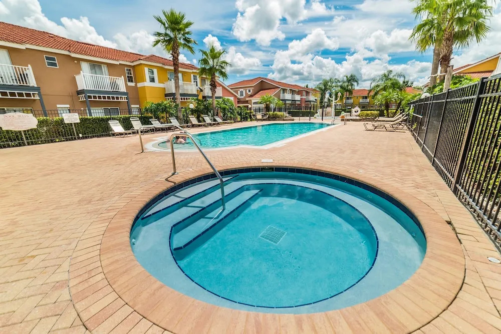 Lake Berkley - 7 Bed 5 Baths Villa