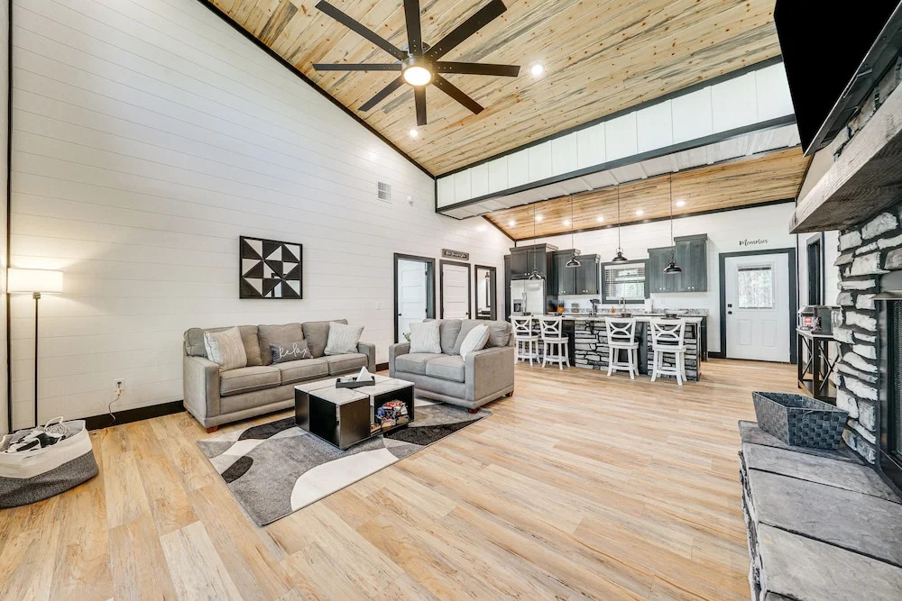Near New Casino: Broken Bow Cabin w/ Hot Tub
