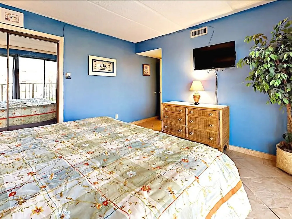 5570 Gulf Blvd Condo Unit 201 - 2 Br condo by RedAwning
