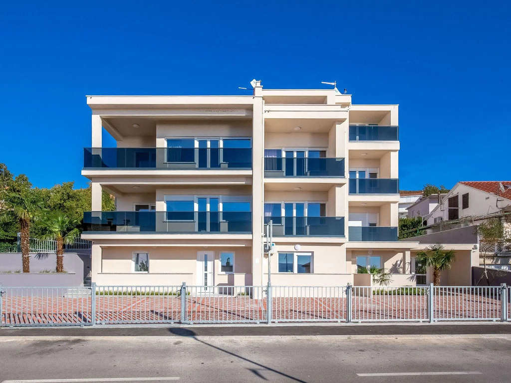 Gorgeous Home With Swimming Pool, Hot Tub & Sea View