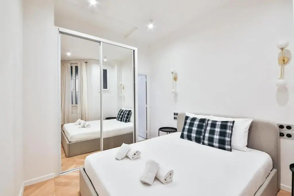 Champs Elysees!Montaigne, New Luxurious 6pers Flat