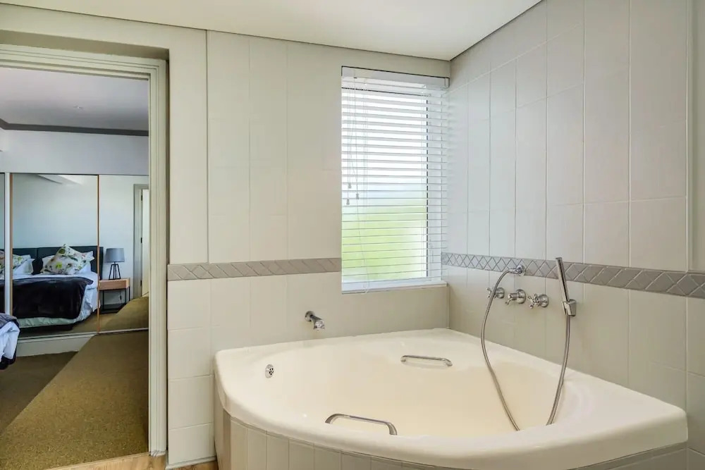 Contemporary Apartment Close to the Radisson Majolica