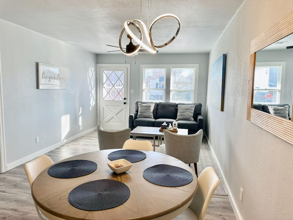 Vintage Vibes Modern Comfort 2BR for 6 Guests