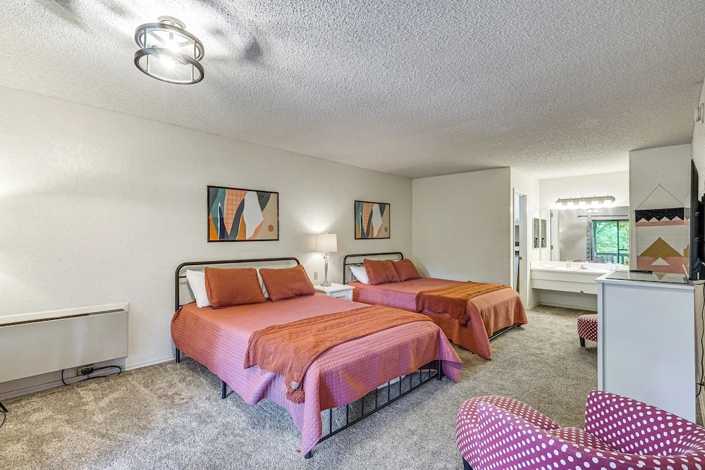 2 Decks & Pool Access: Osage Beach Retreat