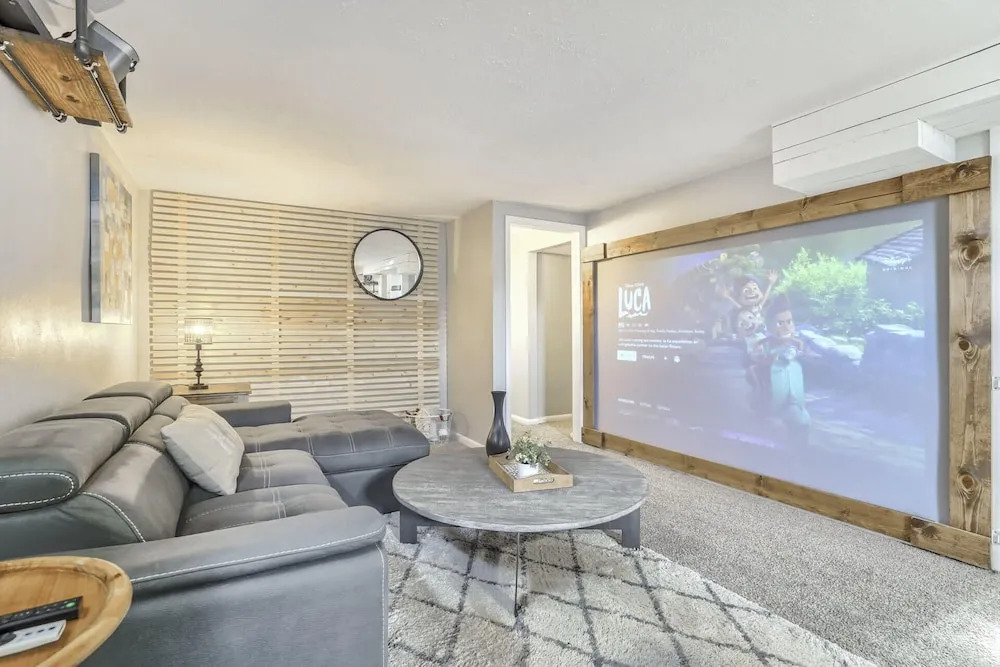 5BD Dog Friendly Family Getaway Near Downtown!