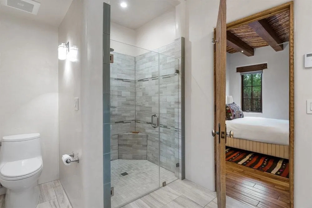 Alameda Escondido - Historic East Side Luxury, Walk Everywhere