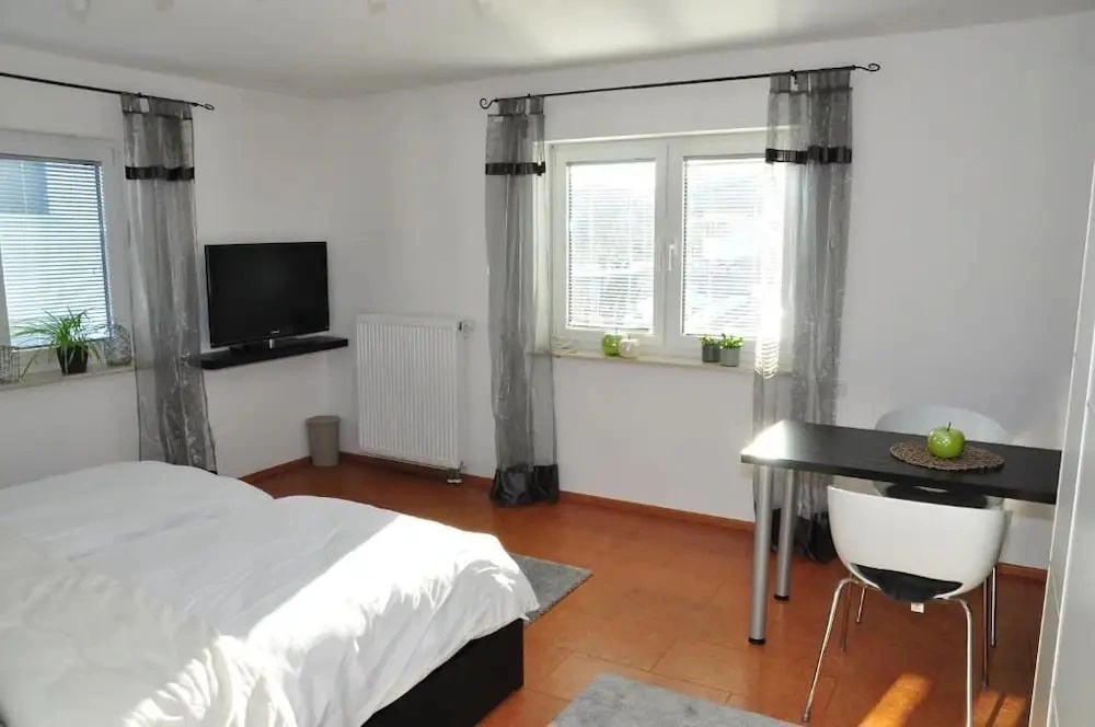 N37-modern eingerichtete Zimmer