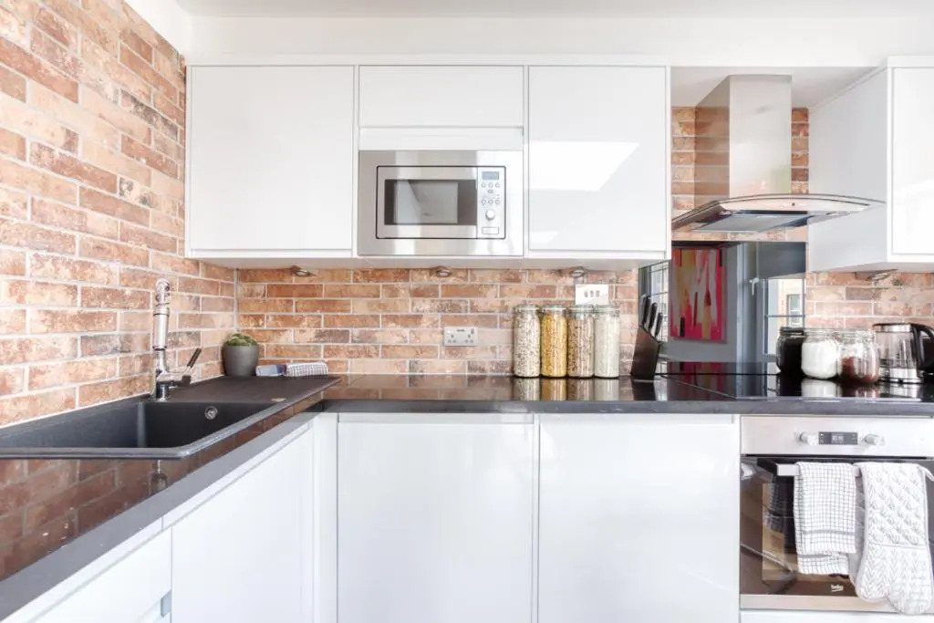 Central Bright 3 Bed Flat with Pool & Parking
