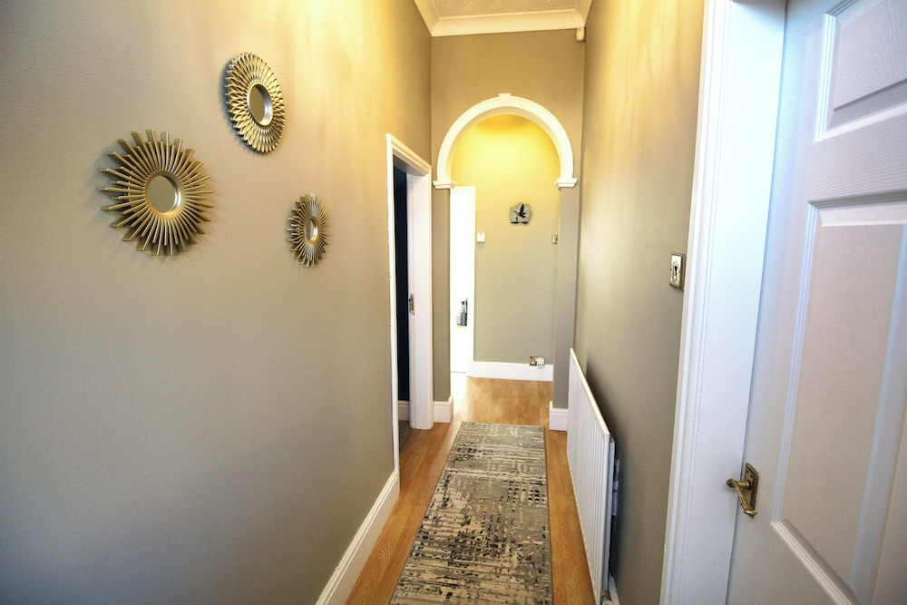 Large Bungalow - 3 Beds 2 Baths - Very Large Enclosed Garden - Dogs Stay Free