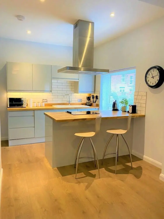 Luxury 2 bed Apartment Golden Triangle w Parking